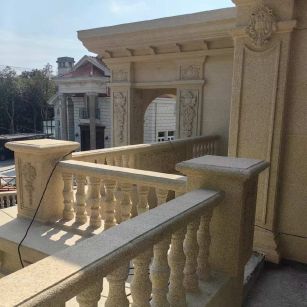 福建 黄金麻别墅外墙干挂雕花配合阳台栏杆花瓶柱