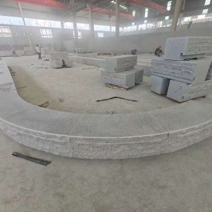 福建 芝麻白异形坐凳，自然面光面弧形加工