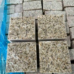 福建 黄金麻花岗岩自然面小方块，弹石，马蹄石等