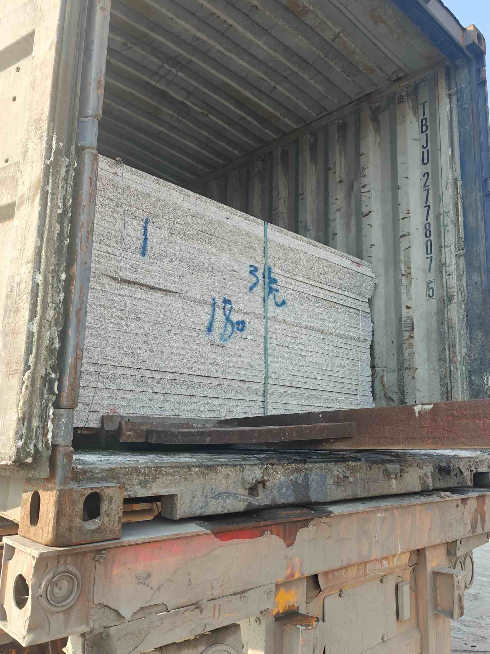 福建 芝麻白花岗岩石材3.0公分光面毛板装柜出货