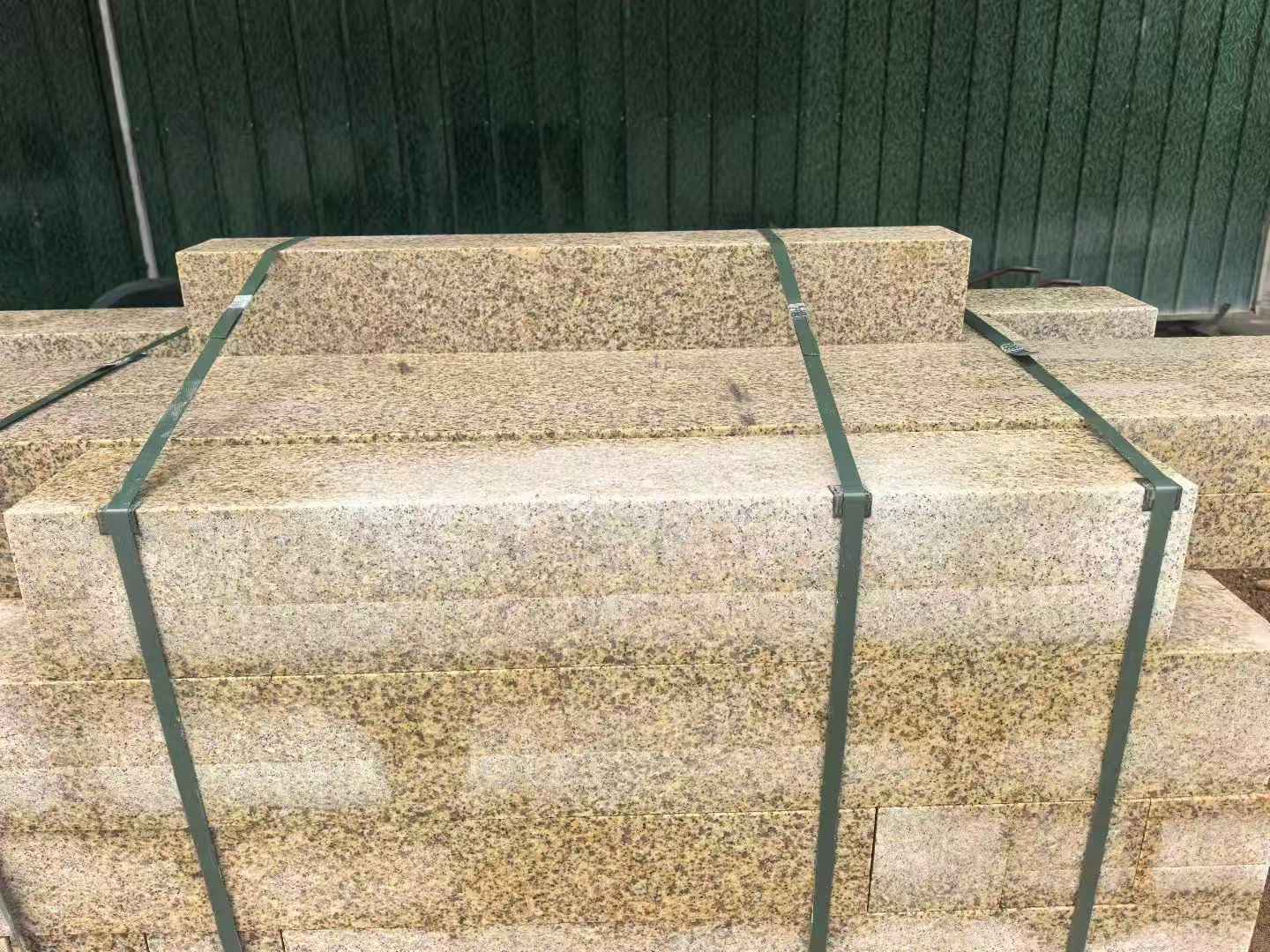 福建 黄金麻花岗岩石材机切面栏杆料半成品