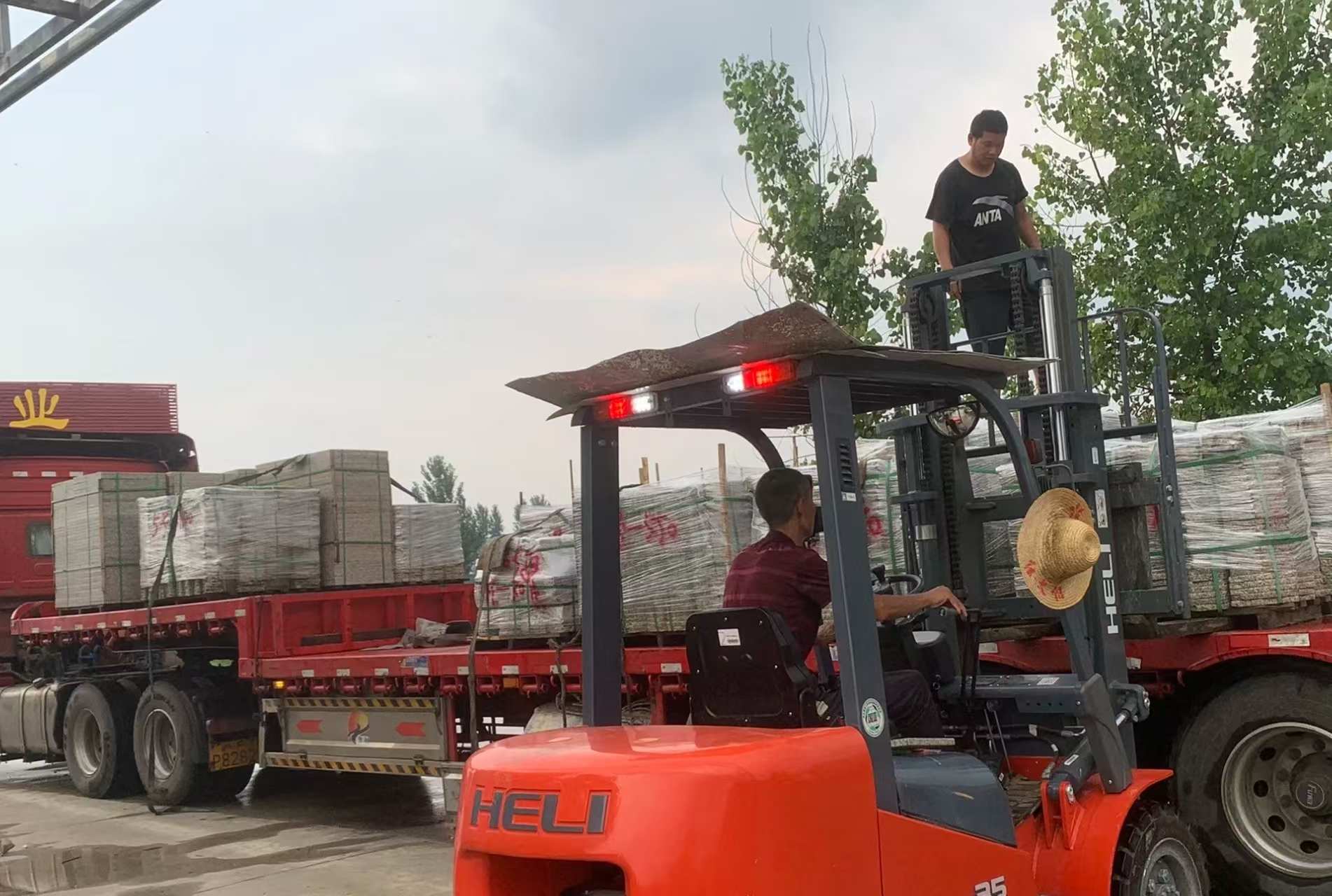 福建 黄金麻冰裂纹，地铺石装车