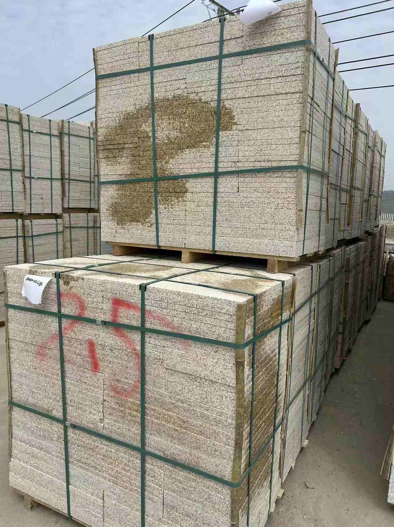 福建 黄金麻花岗岩石材荔枝面地铺石2.5*300*600