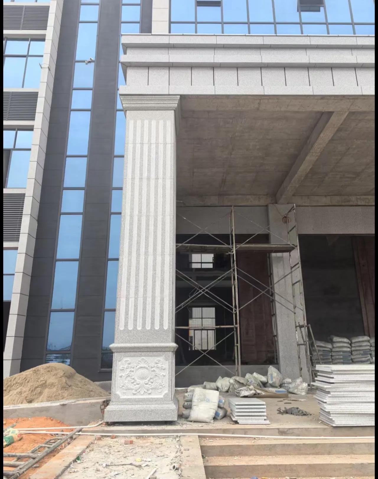 福建 芝麻白光面花岗岩门楼大柱（罗马柱）配雕花底座