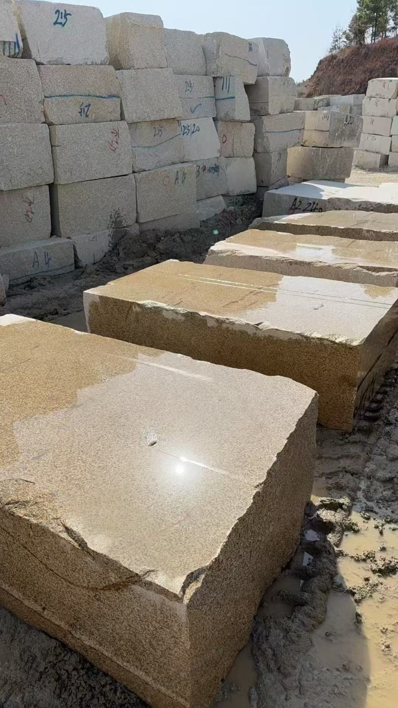 福建 黄金麻方料堆场洗料分选中，原材料充足