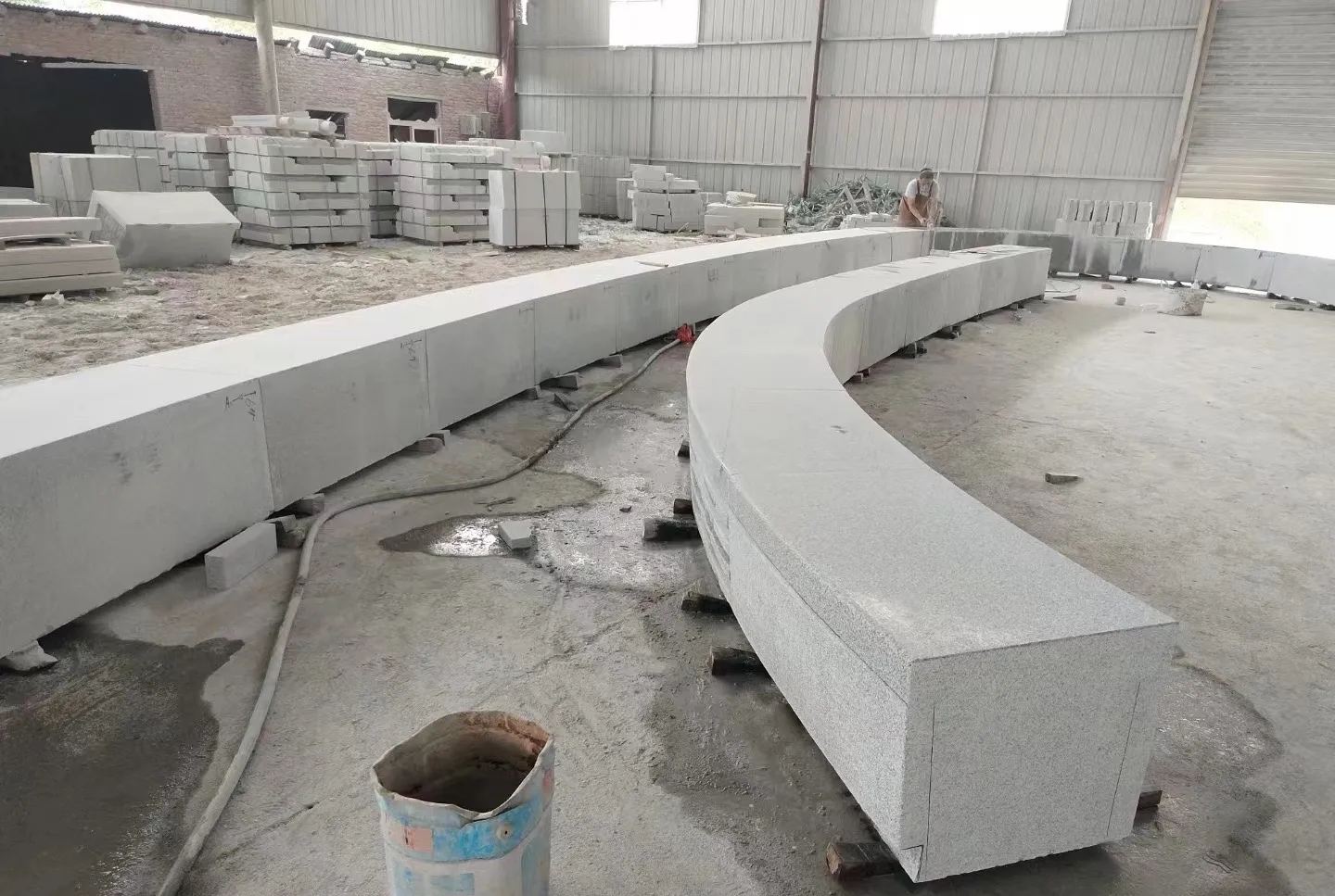 福建芝麻白花岗岩石板材 园林光面弧形坐凳