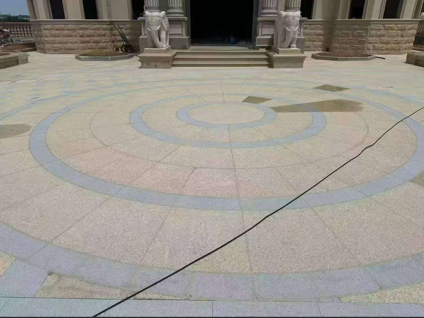 福建 黄金麻芝麻灰花岗岩石材地铺拼接效果