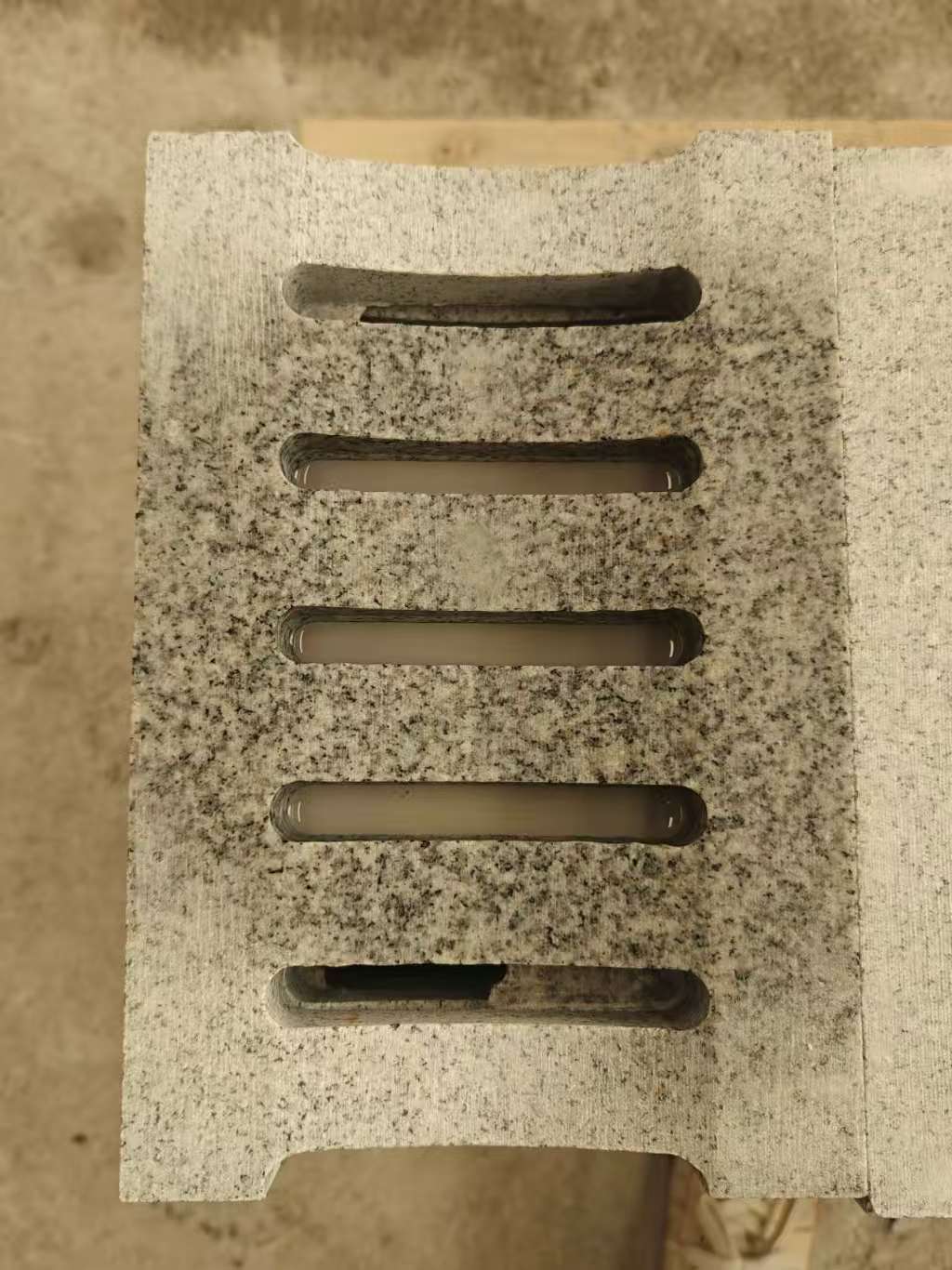 福建 芝麻白拉丝面花岗岩U型开槽排水槽