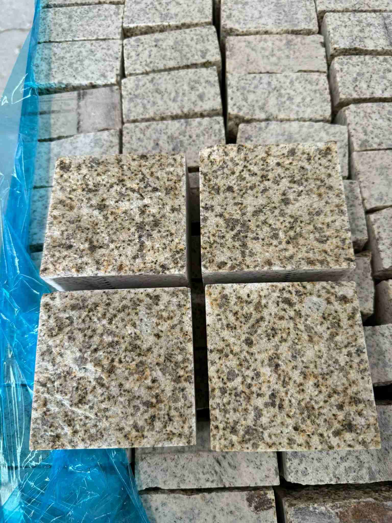 福建 黄金麻花岗岩自然面小方块，弹石，马蹄石等