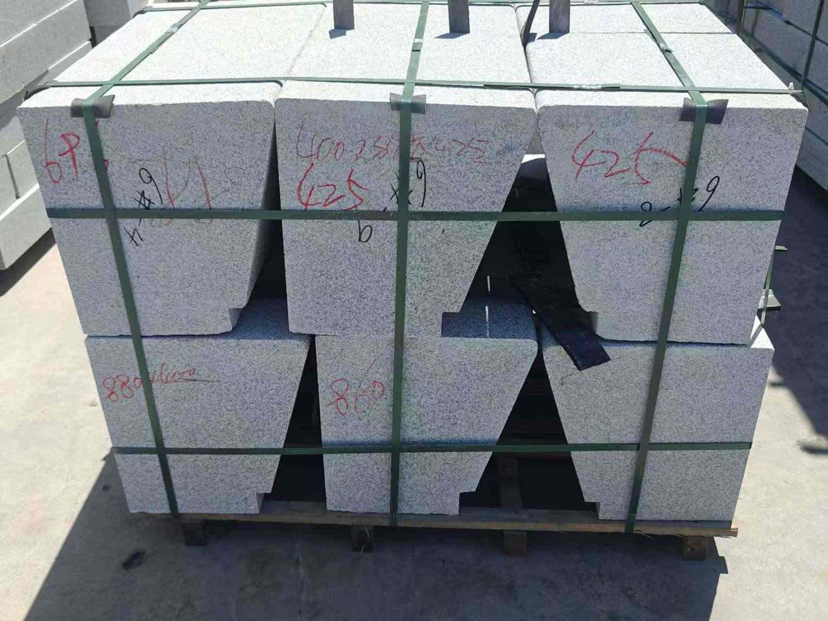 福建 芝麻白异形坐凳，石凳