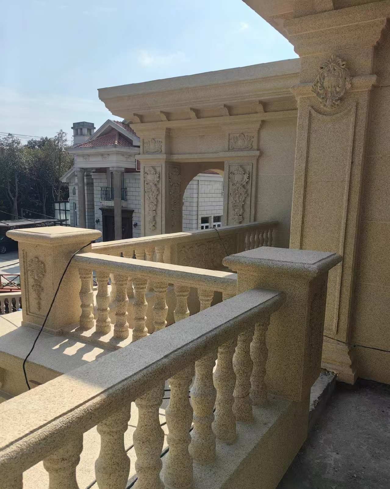 福建 黄金麻别墅外墙干挂雕花配合阳台栏杆花瓶柱