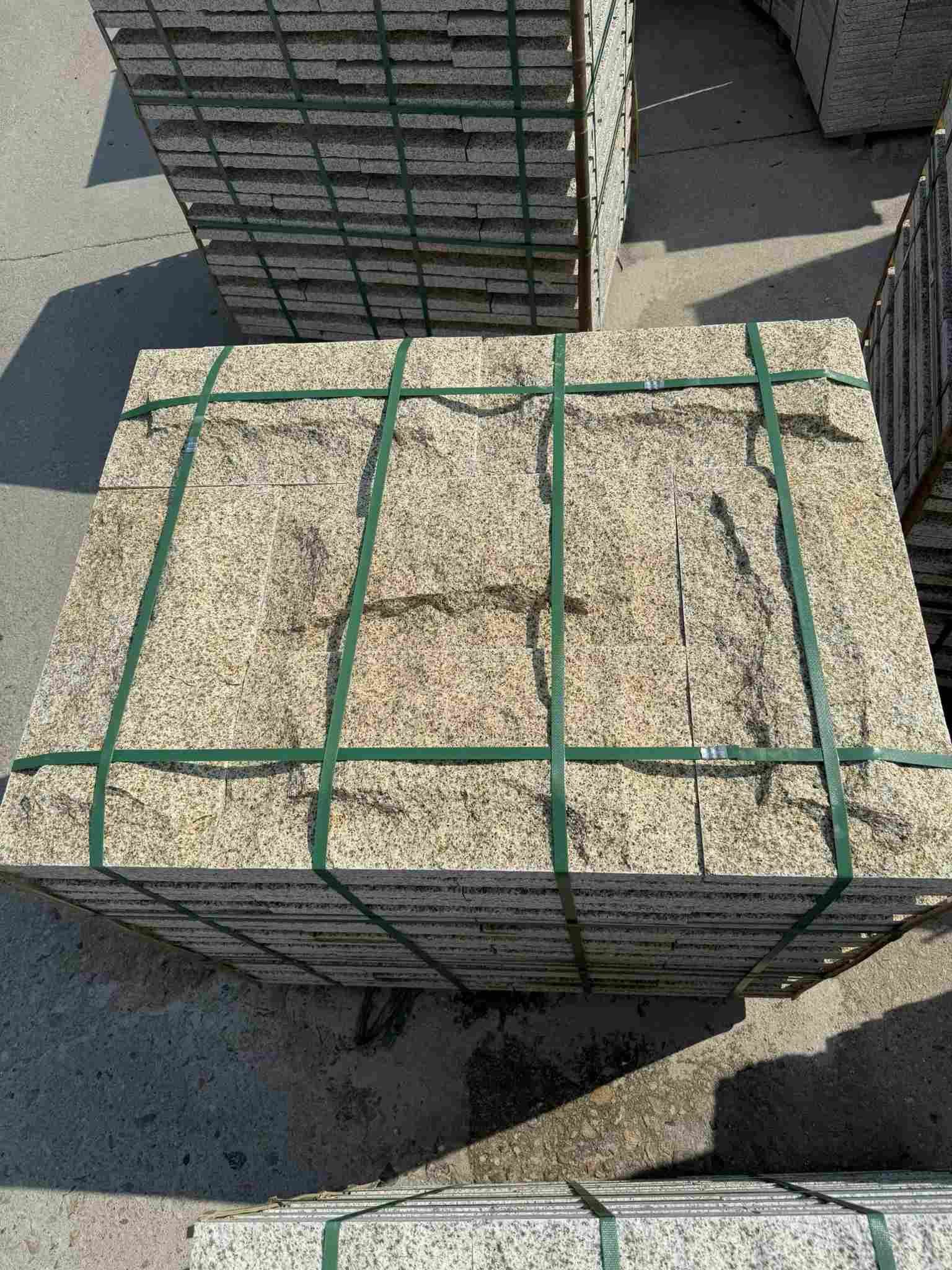 福建 黄金麻花岗岩石材自然面蘑菇石成品