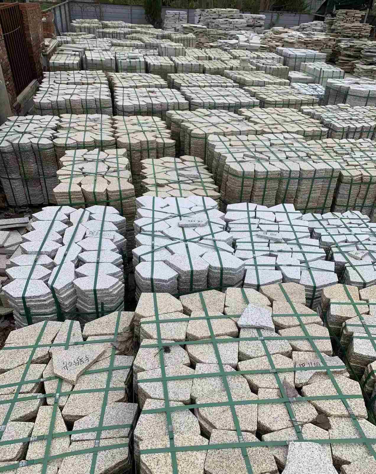 福建 黄金麻白麻花岗岩荔枝面地铺石(冰裂纹)