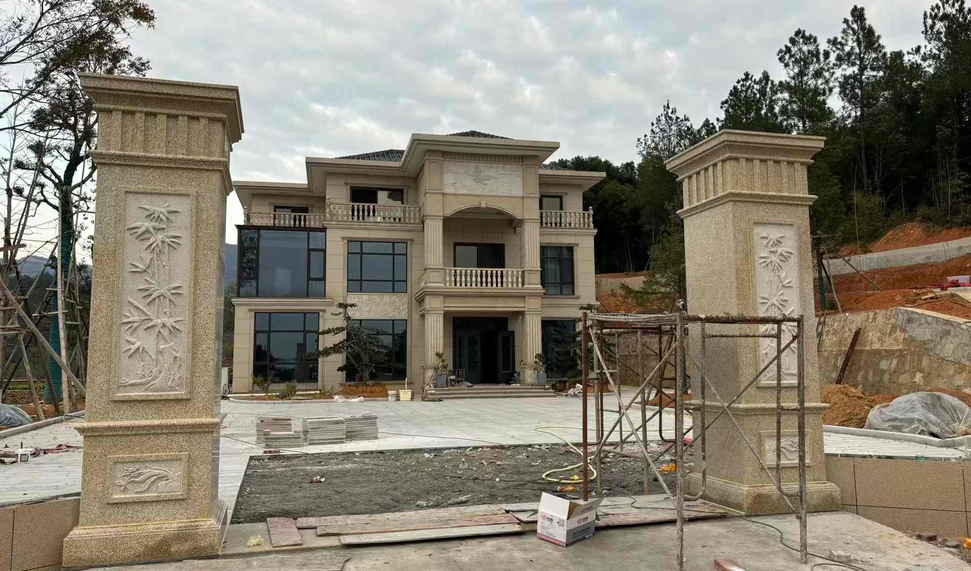 福建 黄金麻花岗岩别墅雕花外墙干挂配上门口雕花罗马柱