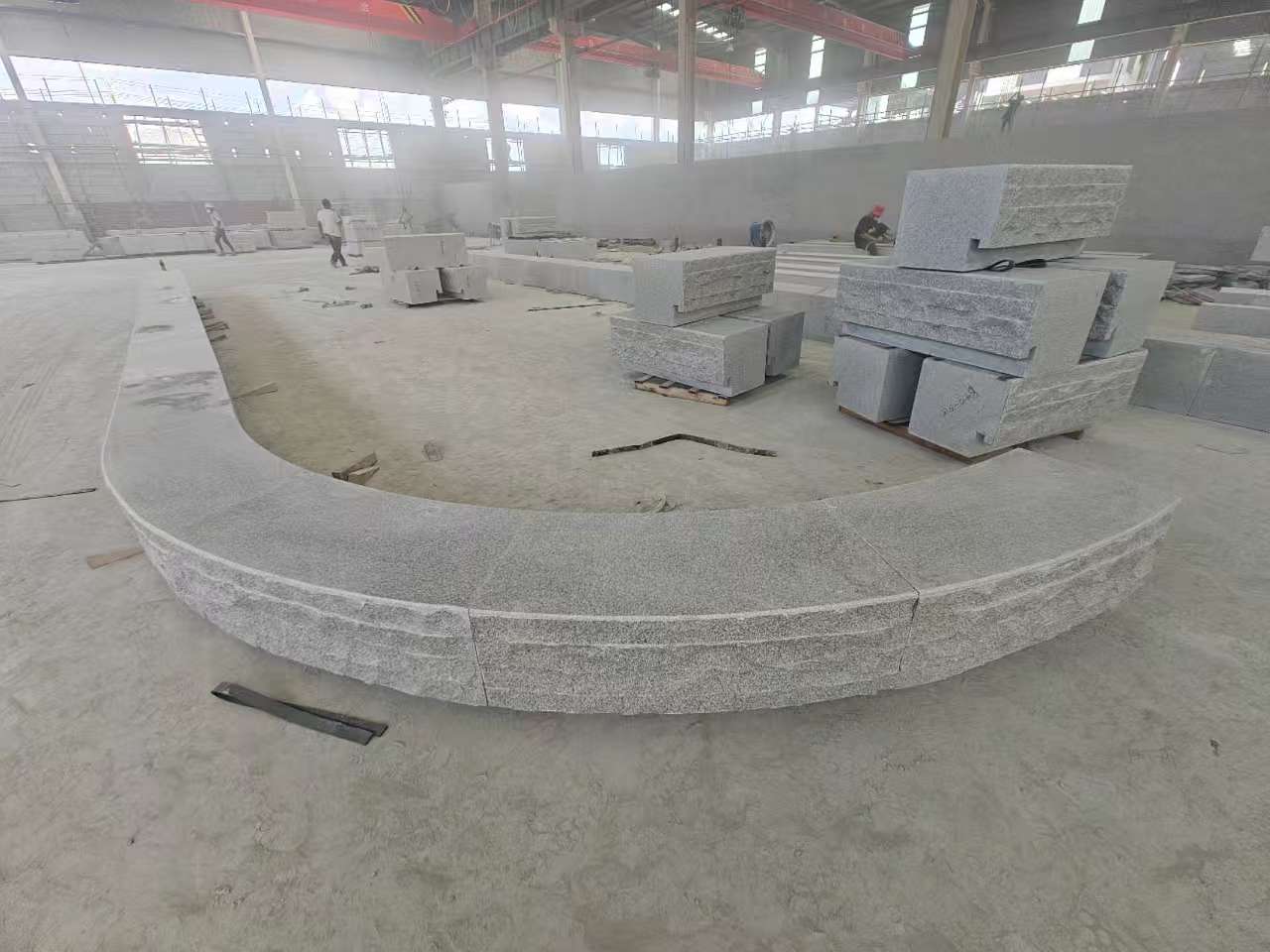 福建 芝麻白异形坐凳，自然面光面弧形加工